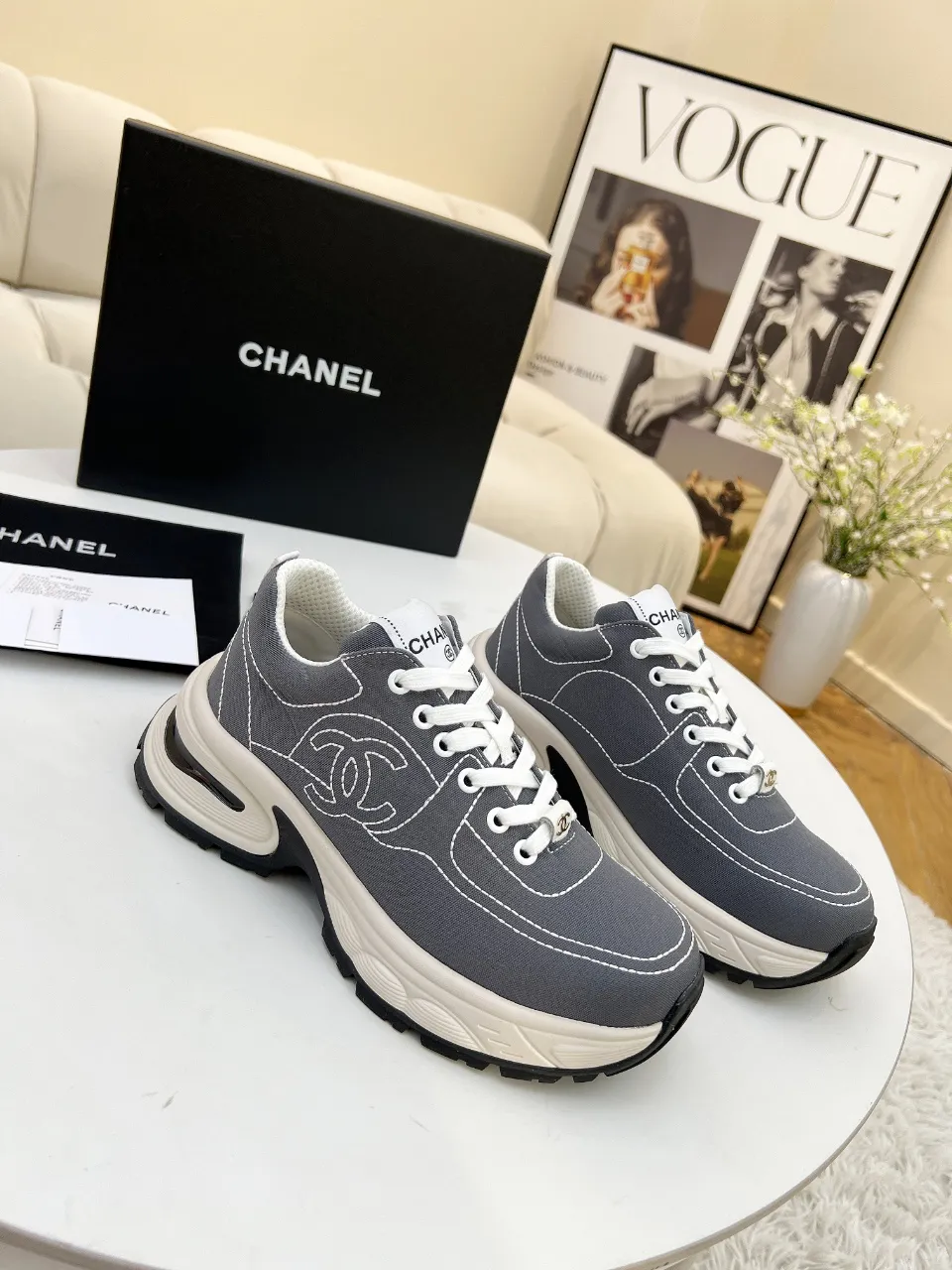 👟👟Ex-factory price 500👟👟 Cloth CHANEL 25C new casual shoes for early spring vacation. A pair of comfortable shoes can reduce the fatigue on your feet. The new style is very versatile, whether it is daily wear or a sister party. It can be easily used for commuting in the workplace, outdoor sports and various occasions. It can increase the height, straighten the legs, modify the shape of the feet, is comfortable and comfortable without rubbing the feet, and has good breathability. It can also be worn in summer. Office workers can also easily own it when wearing it. The fabric is pebbled cowhide + plaid pad to show off sheepskin. The original open-molded rubber foam outsole! size: 35-40 (41 customized, non-refundable and non-exchangeable)